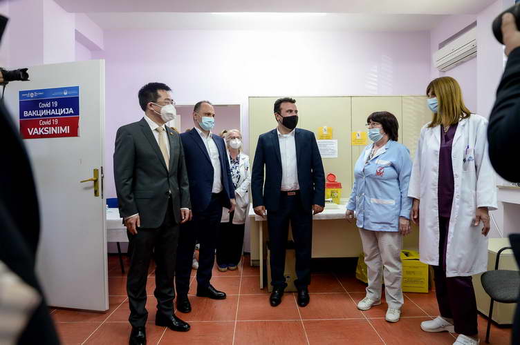 Кинескиот амбасадор Ѕуо, Заев и Филипче: Во земјата сега има доволен број и безбедни вакцини за непречена масовна имунизација