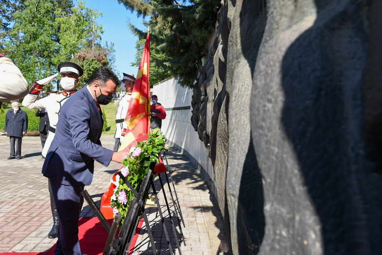 Владина делегација предводена од премиерот Заев положи цвеќе на партизанските гробишта во Бутел