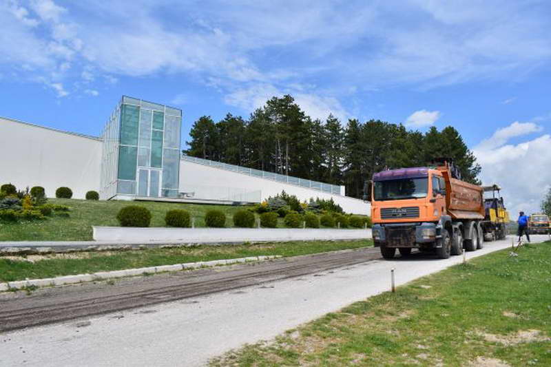 Нов асфалт за главната сообраќајница во Крушево