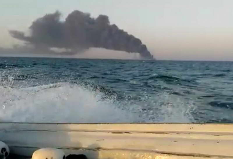 Потона најголемиот брод на иранската морнарица откако се запали, екипажот бил евакуиран