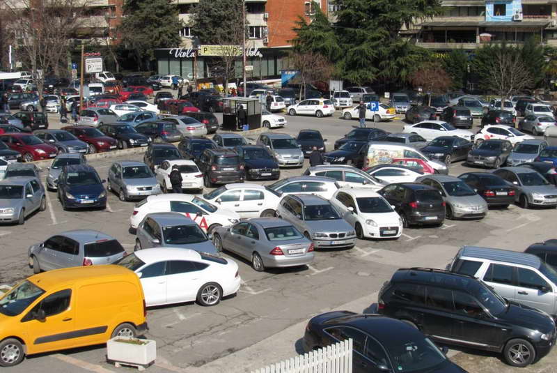 Наместо да опаѓа, проблемот со недостиг на паркинг места во Скопје расте [инфографик]