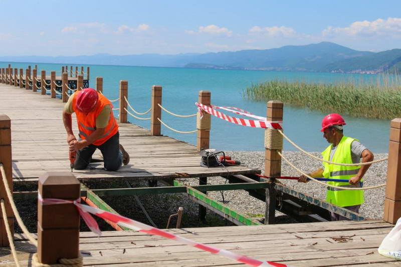 Мерко, Груби и Шаќири го почнаа рушењето на шест платформи на Охридското езеро во Струга