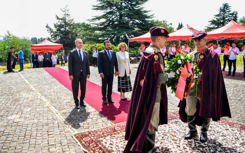 Премиерот Заев предводеше владина делегација на положување свежо цвеќе на споменикот на жртвите од катастрофалниот земјотрес во Скопје