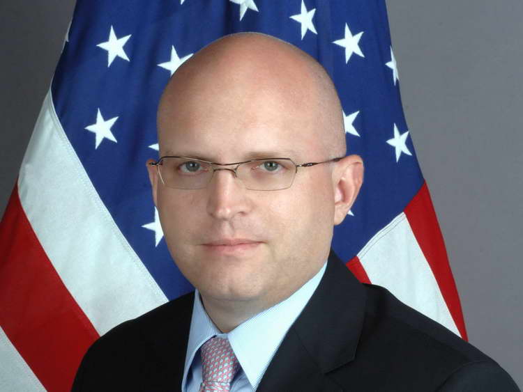Рикер назначен за привремен амбасадор на САД во Лондон
