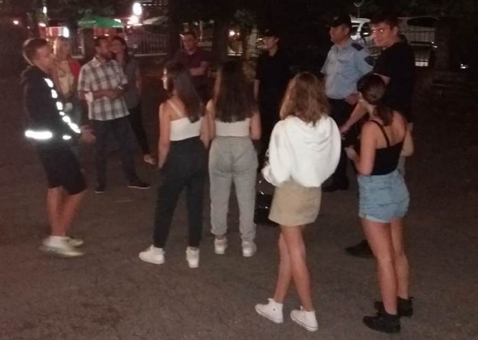 Мешани патроли од родители и полицајци ги посетија местата каде што излегуваат младите во Охрид и Струга