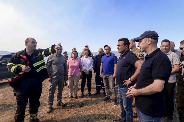 Премиерот Заев со Владина делегација во околината на селото Будинарци на увид во ситуацијата со пожарите