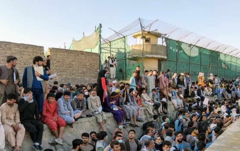Луѓето се повикани да се оддалечат од аеродромот во Кабул поради можен напад