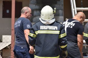 Опожарена куќа на улица „Октомвриска“ во Прилеп, при интервенцијата повреден пожарникар