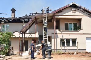 Опожарена куќа на улица „Октомвриска“ во Прилеп, при интервенцијата повреден пожарникар