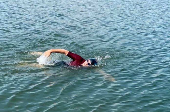 Ергин Борова пливаше 13,5 километри во Охридското Езеро за децата со посебни потреби