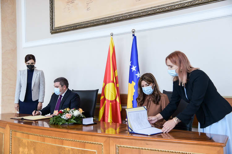 Маричиќ во Приштина го потпиша Договорот за заемна правна помош во граѓанските предмети меѓу Северна Македонија и Косово
