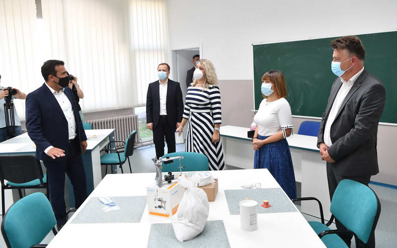 Заев и Царовска на отворањето на новата дуална паралелка во Средното медицинско училиште: Создаваме квалификуван стручен кадар за потребите на пазарот на трудо