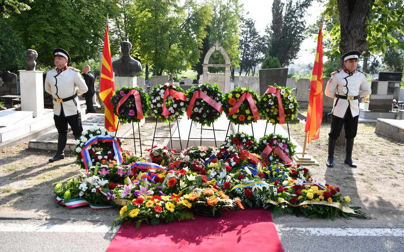 Свежо цвеќе на вечните почивалишта на поранешните претседатели на државата Глигоров и Трајковски