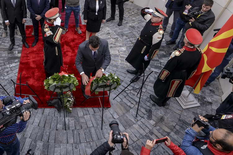 Премиерот Заев и владината делегација се поклонија пред „Могилата на непобедените“ по повод јубилејот 80 години од народното востание