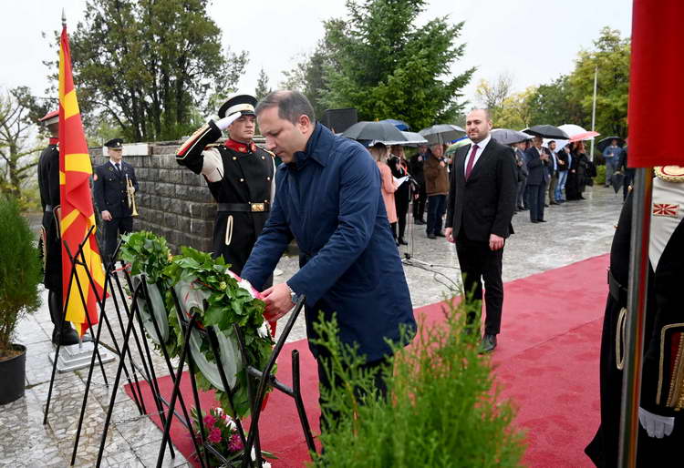 Владина делегација положи цвеќе на Спомен костурницата во Куманово во чест на жртвите од антифашистичката војна