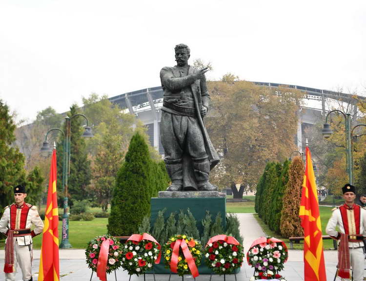 Владина делегација се поклони пред споменикот на Гоце Делчев по повод Денот на македонската револуционерна борба