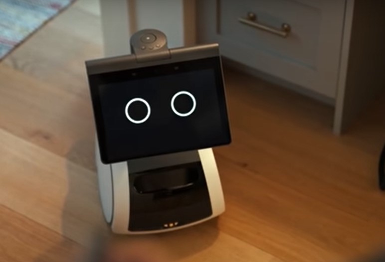 (Видео) Првиот домашен робот Астро не може да чисти, но може да ви донесе пиво додека гледате телевизија