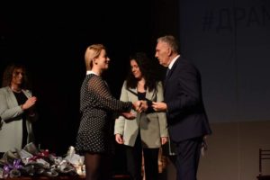 Со доделувањето на наградите на најуспешните, синоќа во Прилеп заврши 55 МТФ „Војдан Чернодрински“