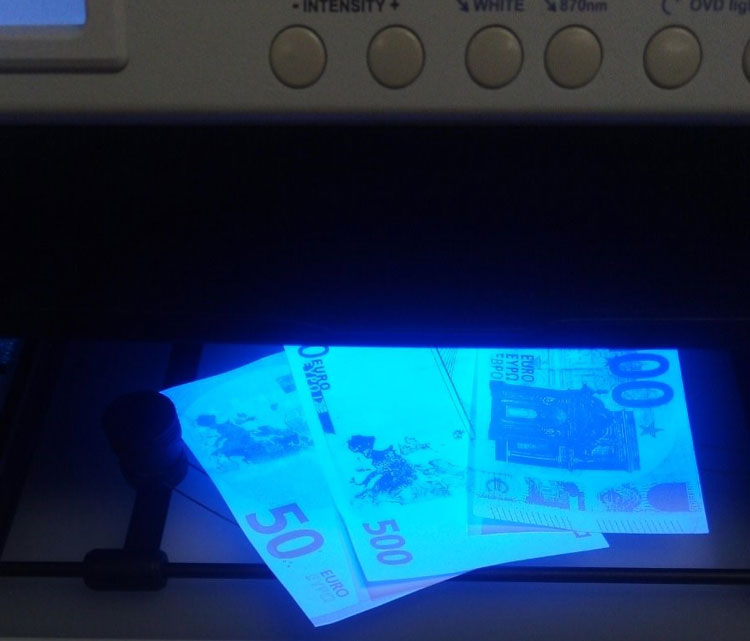 Фалсификатори од Камерун фатени на скопскиот аеродром со над 900.000 евра фалсификувани банкноти