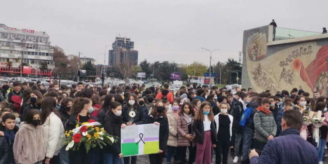 Ученици од „Исмаил Ќемали“ маршираа за загинатите соученици во автобуската несреќа