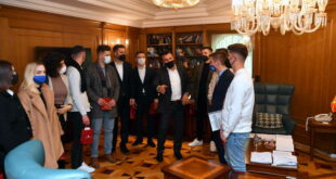 Премиерот Заев доби плакета од студентите oд Универзитетот на Југоисточна Европа за поддршката и реализацијата на младинските политики