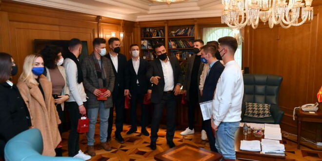 Премиерот Заев доби плакета од студентите oд Универзитетот на Југоисточна Европа за поддршката и реализацијата на младинските политики