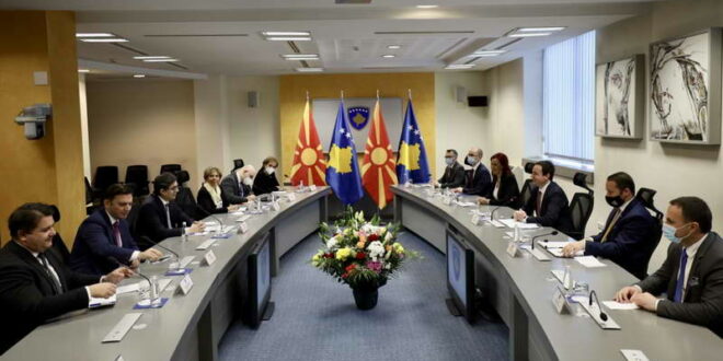 Претседателот Пендаровски во Приштина оствари средба со косовскиот премиер Албин Курти