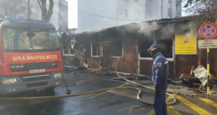 По експлозија на автомобил се запалија бараките на ЈП „Улици и патишта“ (Галерија)