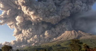Тринаесет загинати во ерупција на вулкан во Индонезија