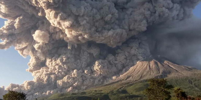 Тринаесет загинати во ерупција на вулкан во Индонезија