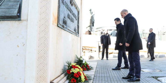 Премиерите Ковачевски и Петков положија цвеќе на спомениците „Св. Кирил и Методиј“ и на „Св. Климент и Св. Наум Охридски“