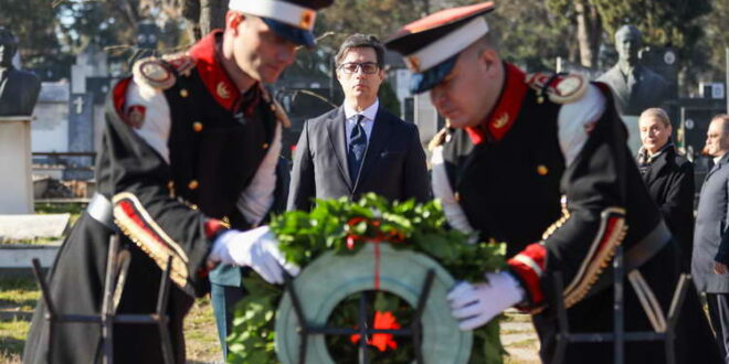 Претседателот Пендаровски положи цвеќе на гробот на поранешниот претседател Киро Глигоров