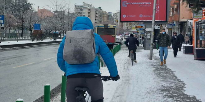 Снег во Скопје: Улиците проодни, велосипедските и пешачките патеки останаа неисчистени [фото]