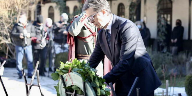Претседателот Пендаровски положи цвеќе на гробот на Гоце Делчев во црквата „Свети Спас“