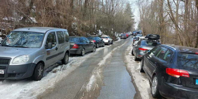 [Фото] На Водно и викендов хаос со паркирањето, градските власти молчат