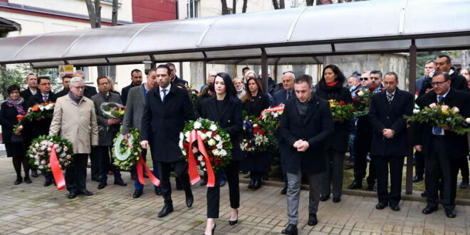 Владина делегација положи цвеќе пред спомениците на депортирани македонски Евреи во поранешниот скопски Монопол и на Градските гробишта Бутел