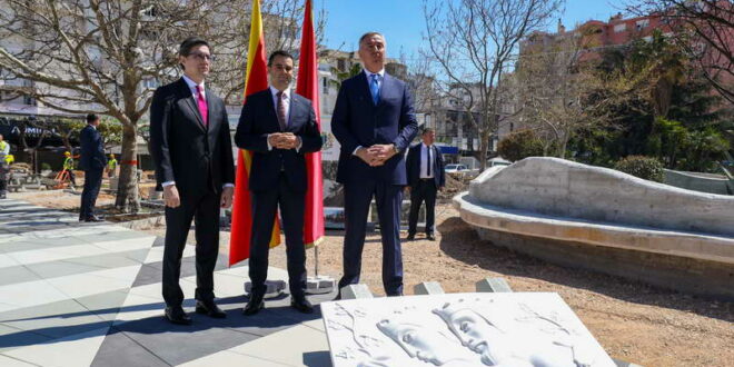 Пендаровски и Ѓукановиќ во Бар: поставување на спомен-плоча на Владимир и Косара во чест на македонско-црногорското пријателство