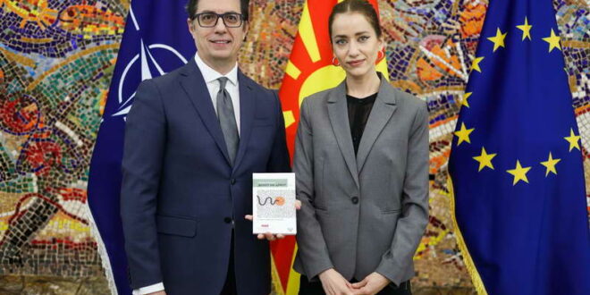 Претседателот Пендаровски ја прими добитничката на наградата „Роман на годината“, Симона Јованоска