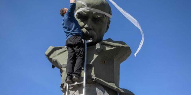 Фотографија на денот: Завои на споменикот на Шевченко во Бородјанка