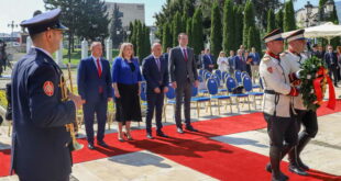 Владина делегација предводена од премиерот Ковачевски положи венци свежо цвеќе на споменикот „Ослободители на Скопје“ во дворот на Владата по повод 9 Мај
