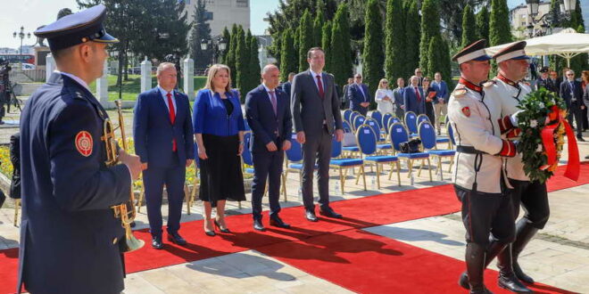 Владина делегација предводена од премиерот Ковачевски положи венци свежо цвеќе на споменикот „Ослободители на Скопје“ во дворот на Владата по повод 9 Мај