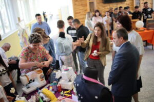 Заменикот-министер за образование Лулзим Алиу во посета на прилепското средно училиште „Ѓорче Петров“