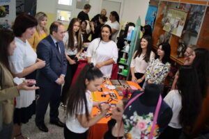 Заменикот-министер за образование Лулзим Алиу во посета на прилепското средно училиште „Ѓорче Петров“