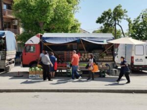 Прилепските пазарџии излегоа на протест со едно барање – дислокација на „дивите“ продавачи од пред новата катна гаража