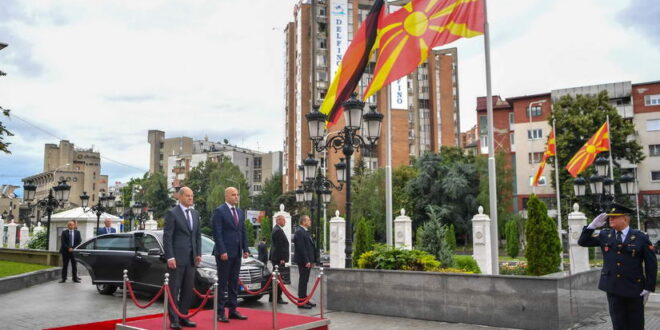 (Видео) Премиерот Ковачевски го пречека германскиот канцелар Шолц со највисоки почести