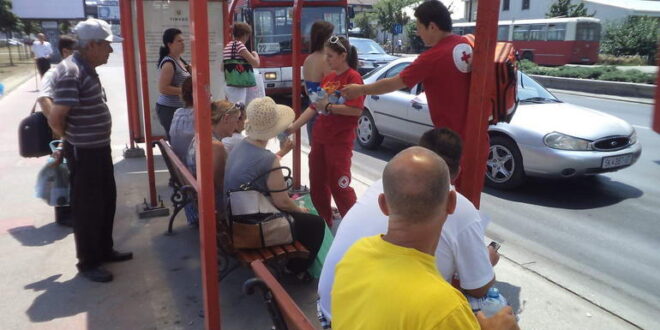 Мобилни лекарски тимови на Црвениот крст ќе патролираат низ центарот на Скопје за помош од топлотен бран