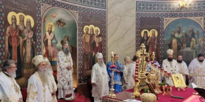 Српскиот патријарх Порфириј го додели томосот за автокефалност на МПЦ-ОА