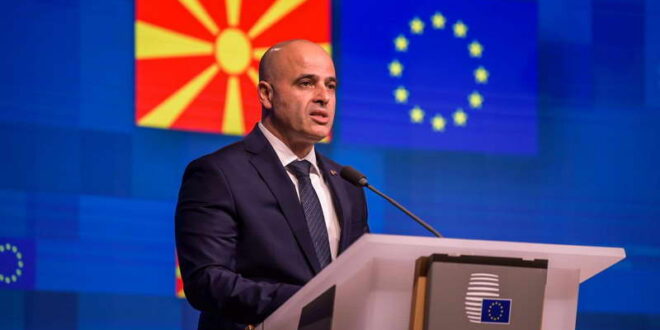 Премиерот Ковачевски ги повика Македонците во Албанија слободно да се изјаснат на пописот