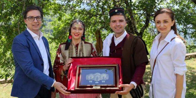 Претседателот Пендаровски и сопругата Ѓоргиевска присуствуваа на 48. издание на „Галичка свадба“