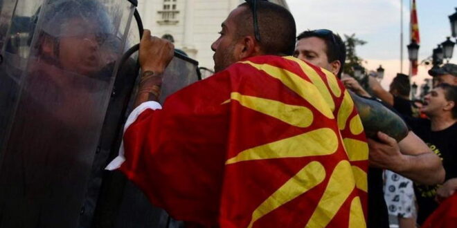 Тензични протести во Скопје: Демонстрантите се обидоа да влезат во владата